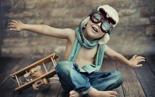 Картинка мальчик, аэроплан, очки, шлем, джинсы, самолёт, игрушка