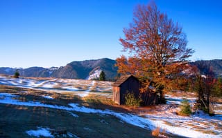 Картинка румыния, домик, долина, горы, деревья, небо, поле, осень