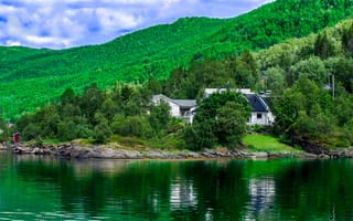 Картинка норвегия, небо, облака, склон, деревья, лес, залив, дом