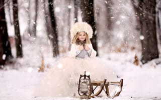 Обои девочка, лес, зима, шапка, природа, ребенок, платье, снег, санки, фонарь