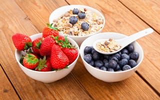 Картинка Здоровый завтрак, хлопья, мюсли с молоком и фруктами и ягодами