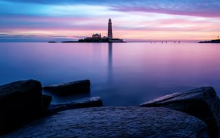 Картинка St, Marys lighthouse, гладь, маяк, море, небо, утро, камни