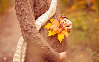 Картинка девушка, свитер, беременность, шарф, осень, листья