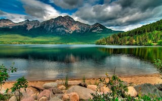 Картинка камни, горы, Pyramid Mountain, отражение, лес, деревья, озеро, облака, Alberta, канада, трава, небо, природа