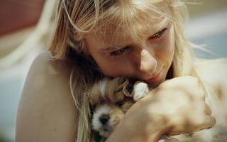 Картинка Мария Шарапова, собачка, забота, нежность