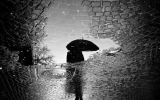 Картинка отражение, лужа, дорога, город, дождь, человек, люк, зонт, тротуар