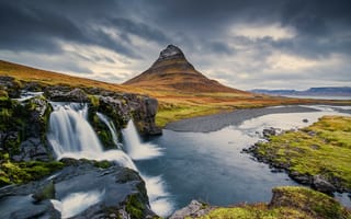 Обои водопад, гора, Kirkjufell, трава, природа, тучи, скалы, небо, река, исландия