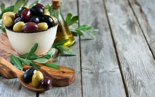 Обои миска, olive oil, ложка, leaves, spoon, bowl, листики, оливки, olives, оливковое масло