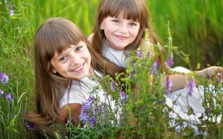 Картинка девочки, цветы, трава, улыбки