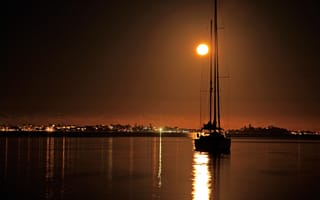Картинка небо, озеро, ночь, лодка, Луна, огни, яхта