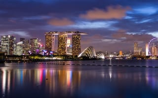 Обои город, подсветка, залив, облака, небоскребы, отражение, вечер, огни, синее небо, Сингапур