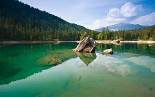Картинка Озеро, лес, горы, скала, швейцария, берег, камень, вода, прозрачная, водоем, отражение