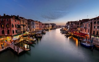 Картинка Venezia, город, море, гондолы, дома, Venice, Италия, вечер, здания, причал, Венеция, Canal Grande, Гранд-канал, Italy, лодки, люди, огни
