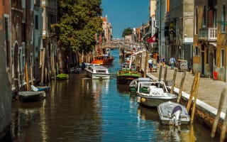 Картинка Венеция, утро, дерево, небо, лодка, катер, дома, тротуар, мост, Италия, канал
