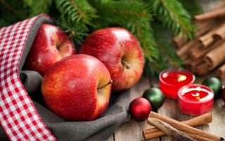 Обои яблоки, зима, ветки, ёлка, красные, ель, праздники, палочки, пряности, шарики, свечи, корица