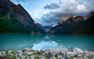 Обои Moraine Lake, Альберта, камни, облака, лес, деревья, горы, озеро, Канада, Banff National Park, небо