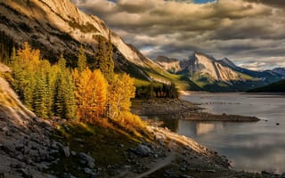 Картинка горы, деревья, природа, закат, озеро, осень, скалы