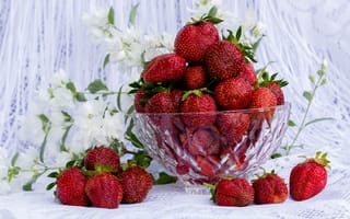 Картинка клубника, ягоды, цветы
