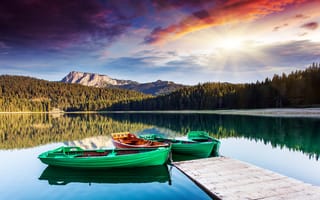 Картинка горное озеро, горы, деревья, солнечные лучи, лодки, мостик