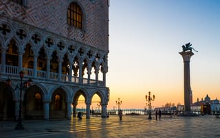Картинка Венеция, утро, Италия, дворец дожей, колонна Святого Марка, пьяцетта, небо, рассвет, люди