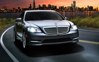 Картинка Mercedes-Benz, дорога, закат, вода, город, мерседес, S550, S-Klasse, панорама, с-класс, серебристый, небоскрёбы