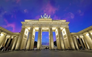 Картинка Берлин, арка, огни, колонны, конная группа, вечер, люди, бранденбургские ворота