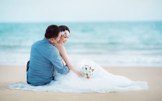 Картинка пара, букет, свадьба, жених, горизонт, корона из цветов, море, пляж, невеста