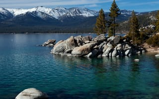 Картинка США, снег, озеро, Lake Tahoe, камни, лес, Nevada, деревья, горы