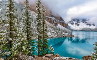 Картинка Канада, Moraine Lake, камни, снег, горы, лес, зима, деревья, озеро, скалы, Банф
