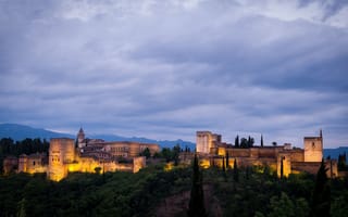 Картинка Альгамбра, вечер, небо, подсветка, Alhambra, лес, Гранада, Испания, деревья, тучи, освещение, горы, провинция, архитектура