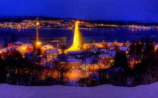 Картинка Сенья, кран, огни, Финнснес, пролив, природа, Норвегия, небо, мост, дома, зима, север, остров, снег, ночь