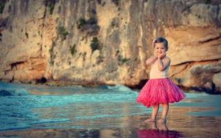 Картинка девочка, улыбка, пляж, ребёнок, песок, вода, розовая, юбка, ладошки, берег