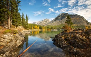 Обои озеро Минневанка, осень, небо, листья, Канада, горы, деревья, Альберта