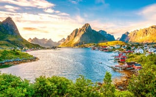 Картинка Норвегия, домики, красота, Lofoten, камни, озеро, зелень, лодки, горы, берег
