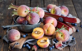 Обои фрукты, черника, ягоды, персики, ежевика