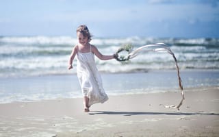 Картинка девочка, пляж, ребенок, венок, песок, бежит
