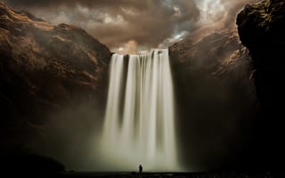 Картинка Исландия, водопад, облака, Скоугау, река, Скоугафосс, человек