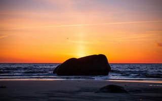 Картинка камень, море, sunries, горизонт, солнце, пляж, волны, оранжевое небо