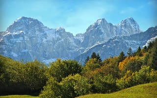 Картинка Италия, горы, скалы, солнце, Molveno, трава, снежные, кусты, деревья