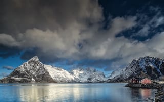 Картинка Норвегия, дома, снег, берег, горы, небо, побережье