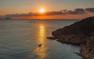 Картинка Средиземное море, скалы, солнце, закат, лодки