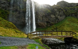 Картинка Исландия, тропинка, скала, ручей, водопад, мост, Seljalandsfoss waterfall