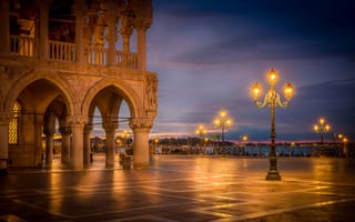 Картинка Венеция, огни, дворец Дожей, зарево, Италия, пьяцетта, рассвет, канал, фонарь