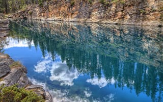 Картинка скалы, озеро, деревья, отражение