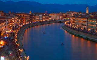 Картинка Пиза, Тоскана, ночь, пейзаж, река, дома, огни, Арно, Италия, горы