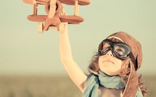 Картинка ребёнок, самолёт, лётчик, игра, шлем, игрушка