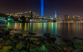 Картинка Brooklyn Bridge, мост, ночной город, лучи, Манхэттен, Manhattan, камни, Ист-Ривер, New York City, пролив, Нью-Йорк, Посвящение в свете, инсталляция, East River, Tribute in Light, Бруклинский мост