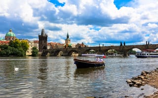 Картинка Прага, облака, Карлов мост, небо, лодка, Чехия, лебедь, дома, корабль, река Влтава
