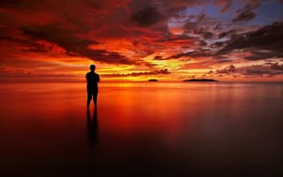 Картинка мужчина, отражение, озеро, облака, оранжевое небо, закат, зеркало