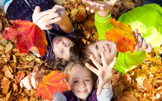 Картинка дети, радость, осень, улыбки, природа, листья, мальчик, девочки